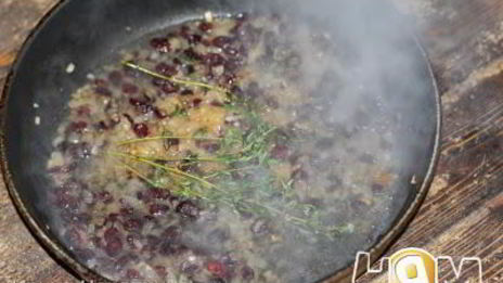 жареные куриные грудки с соусом из сушеной клюквы