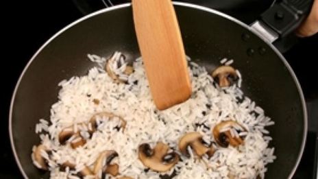 жареные перепела с рисом и грибами