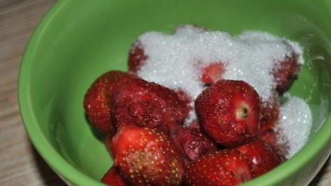 ньокки с клубникой и сыром