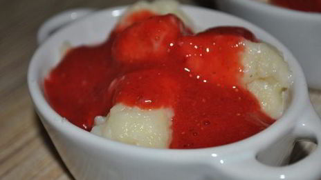 ньокки с клубникой и сыром