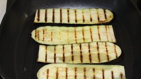 баклажаны с брынзой и гранатовым соусом