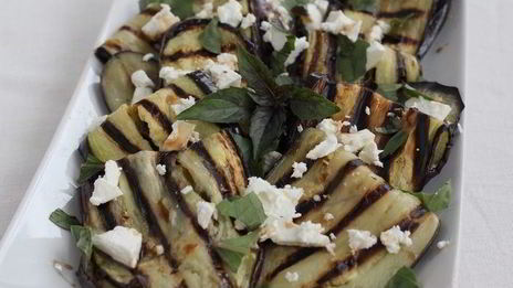 баклажаны с брынзой и гранатовым соусом