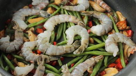 чап-чой с креветками, грибами и стручковой фасолью