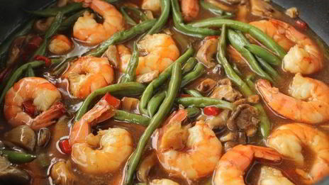 чап-чой с креветками, грибами и стручковой фасолью