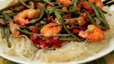 чап-чой с креветками, грибами и стручковой фасолью