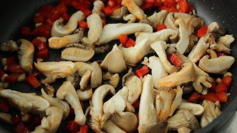 чап-чой с креветками, грибами и стручковой фасолью