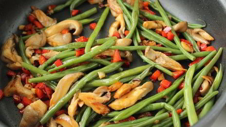 чап-чой с креветками, грибами и стручковой фасолью