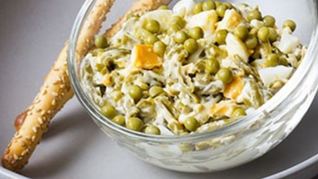 Горошек по-парижски с зеленой фасолью и яйцом