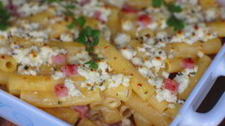 Гратен из пасты с фетой и ветчиной