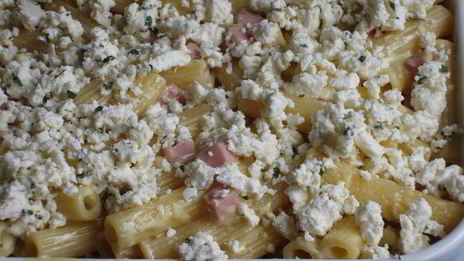 гратен из пасты с фетой и ветчиной