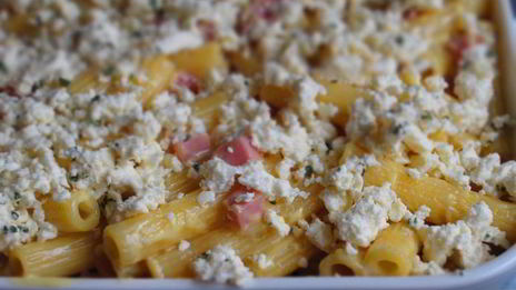 гратен из пасты с фетой и ветчиной