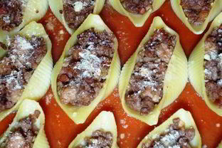 Гратен из ракушек с острым мясным соусом