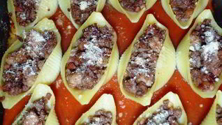 Гратен из ракушек с острым мясным соусом