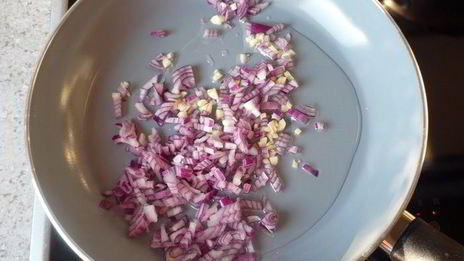 гратен из ракушек с острым мясным соусом