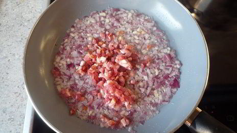 гратен из ракушек с острым мясным соусом