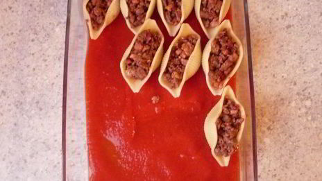 гратен из ракушек с острым мясным соусом