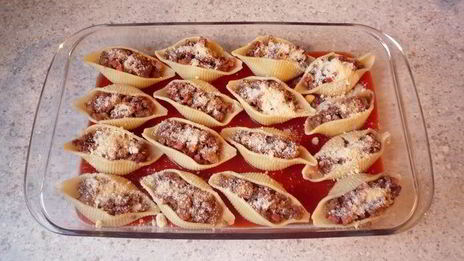 гратен из ракушек с острым мясным соусом