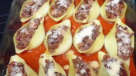 гратен из ракушек с острым мясным соусом