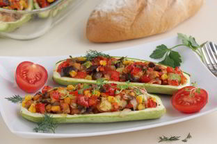 Кабачки, фаршированные овощами