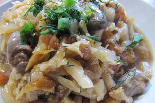 Капуста, тушенная с куриными сердечками