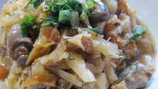Капуста, тушенная с куриными сердечками
