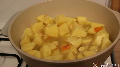 картофель с говяжьей тушенкой