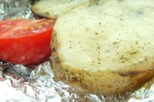 Картофель в фольге с маслом на углях