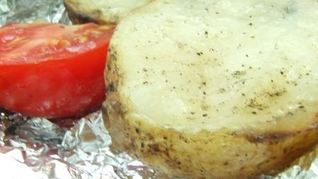 Картофель в фольге с маслом на углях