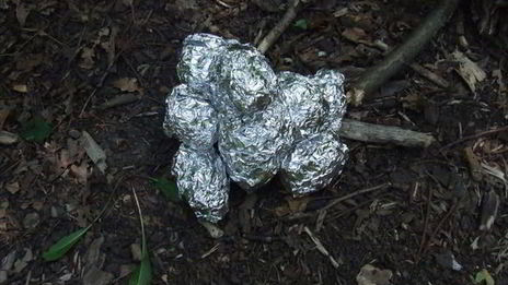 картофель в фольге с маслом на углях