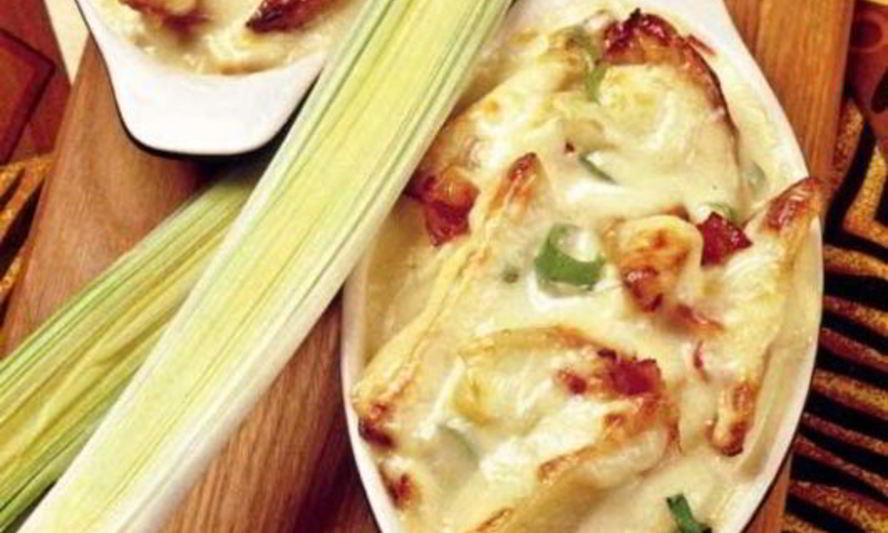 Рецепт картофеля, запеченного с беконом и сырным соусом