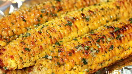 кукуруза, запеченная на углях с ароматным маслом