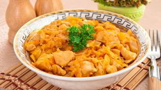 Квашеная капуста, тушенная с куриным филе