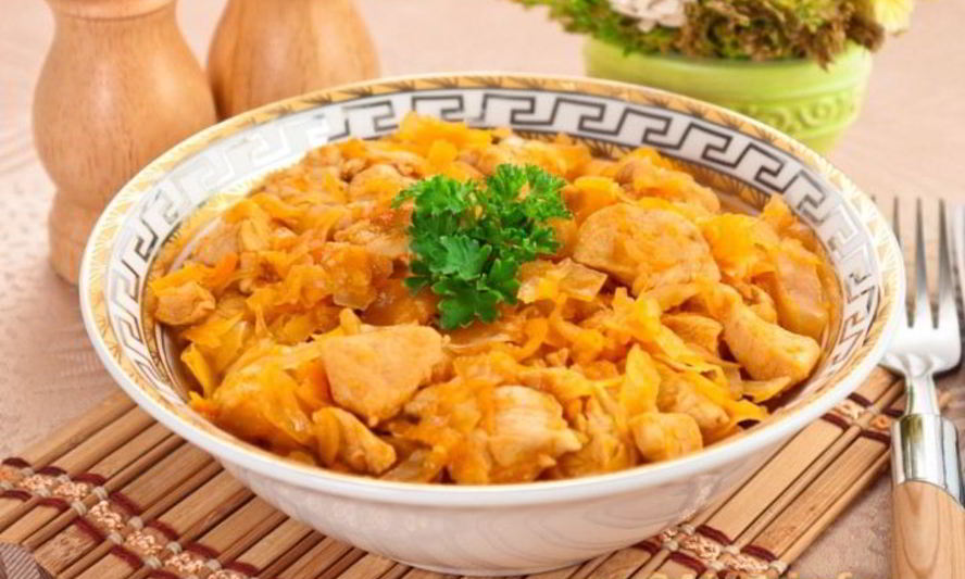 Рецепт квашеной капусты, тушенной с куриным филе