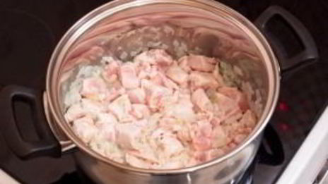 квашеная капуста, тушенная с куриным филе