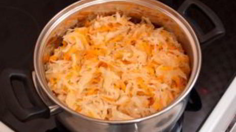 квашеная капуста, тушенная с куриным филе