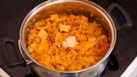 квашеная капуста, тушенная с куриным филе