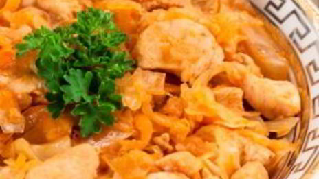 квашеная капуста, тушенная с куриным филе