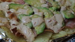 Молодой картофель, запеченный с беконом и авокадо