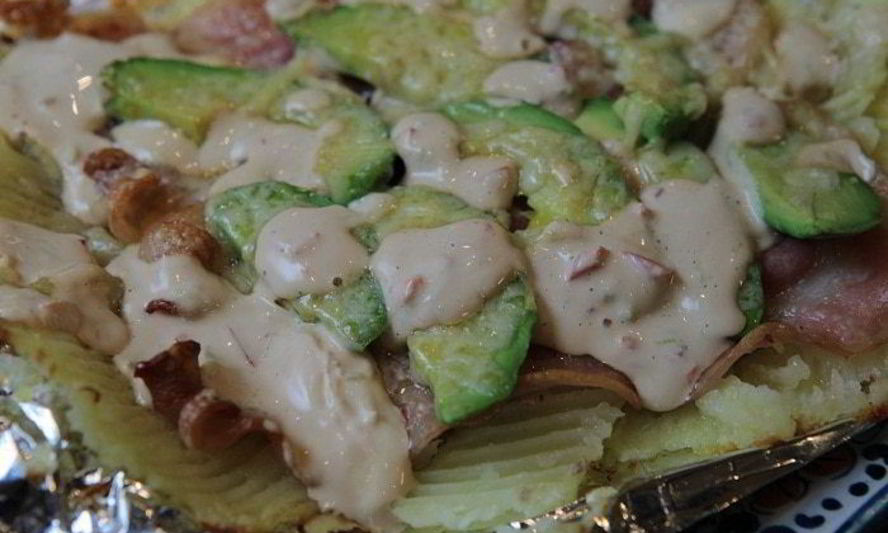 Рецепт молодого картофеля, запеченного с беконом и авокадо