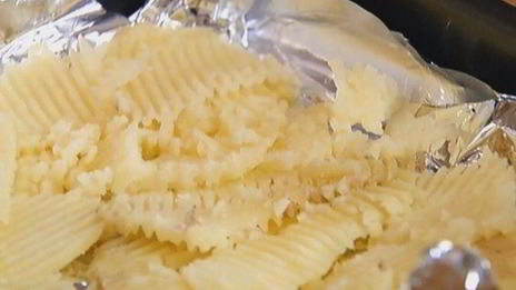 молодой картофель, запеченный с беконом и авокадо