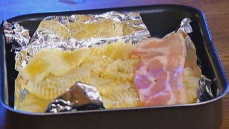 молодой картофель, запеченный с беконом и авокадо