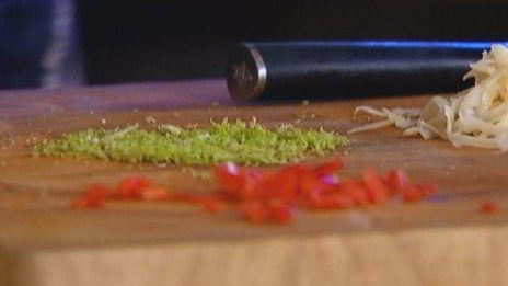 молодой картофель, запеченный с беконом и авокадо