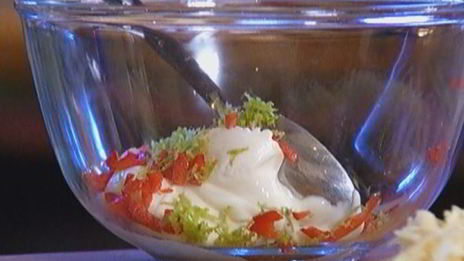 молодой картофель, запеченный с беконом и авокадо