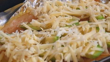 молодой картофель, запеченный с беконом и авокадо