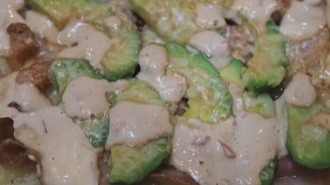 молодой картофель, запеченный с беконом и авокадо