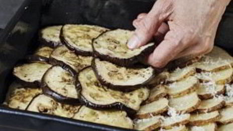 мусака с баклажанами и картофелем