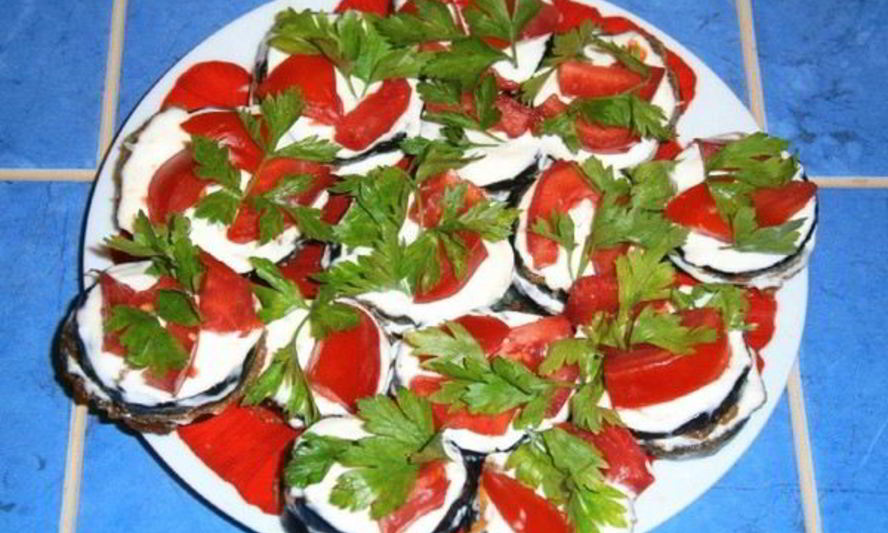 Рецепт острых жареных баклажанов с помидорами