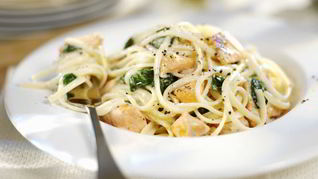 Шпинат, тушенный в сливочном соусе