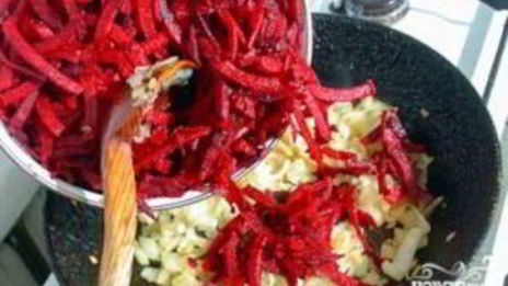 свекла, тушенная с луком