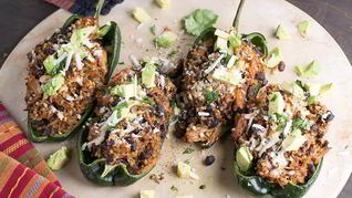 Таркинский перец фаршированный курицей рисом и бобами